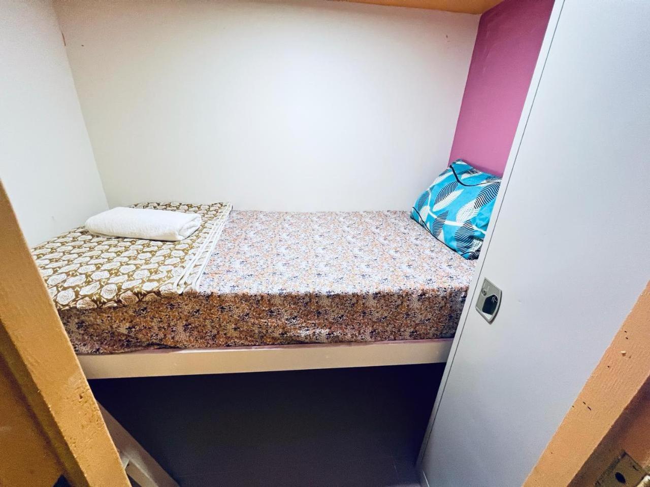 Moon Backpackers Burjman Exit 2, Family Partitions, Loft Partitions, Apartment Dubai Bagian luar foto