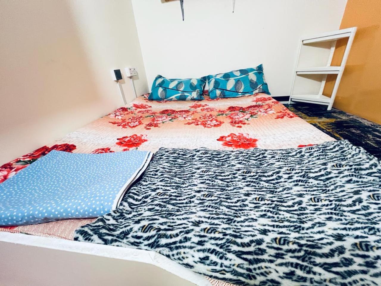 Moon Backpackers Burjman Exit 2, Family Partitions, Loft Partitions, Apartment Dubai Bagian luar foto